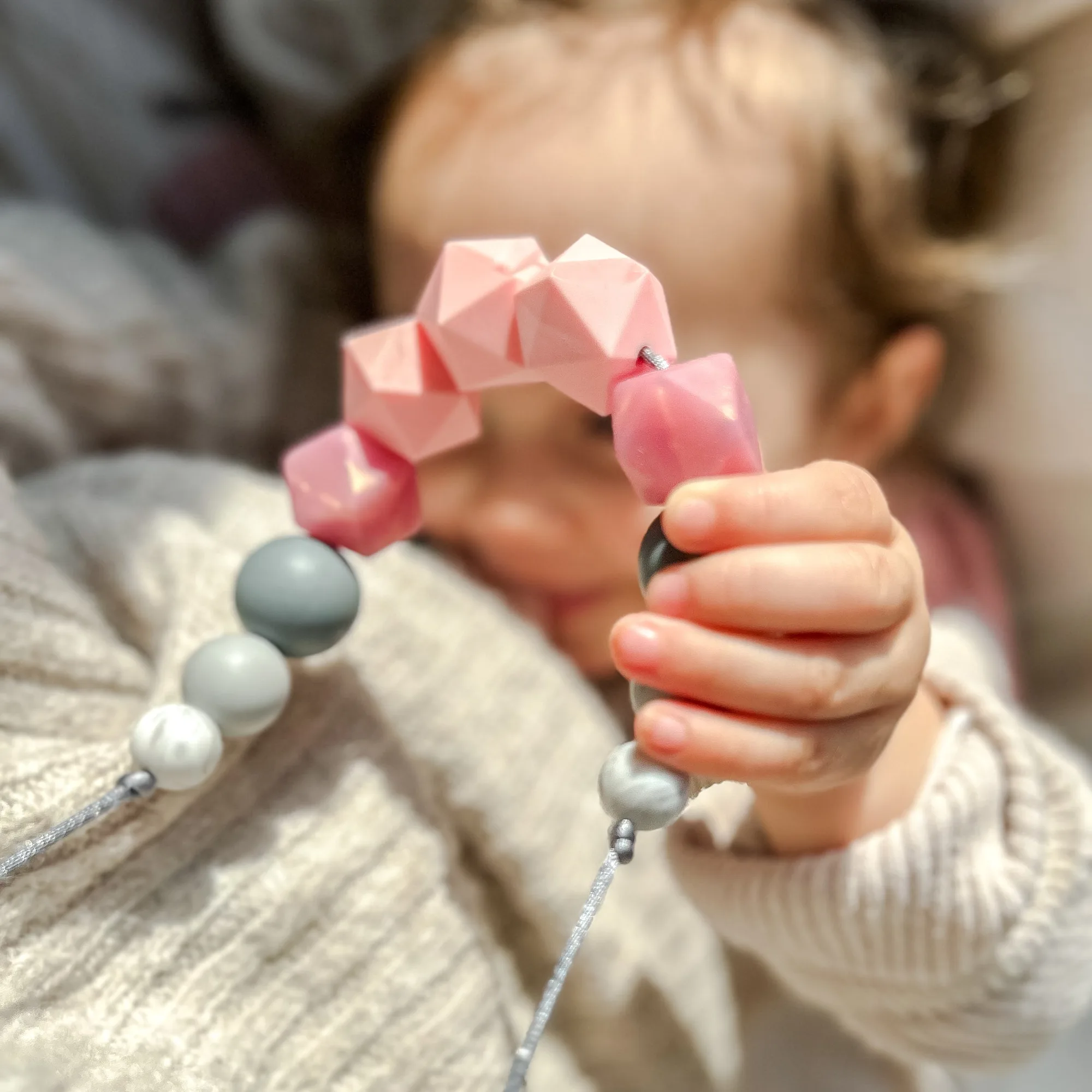 Pink Lunar vs. Cream U Beißkette: Welche für Mamas?