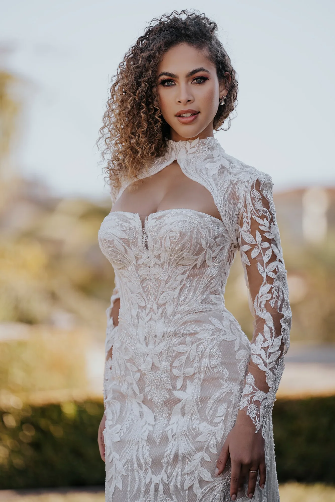 Cómo combinar un vestido de novia con chaqueta: ideas de capas para Jasmine y Belle