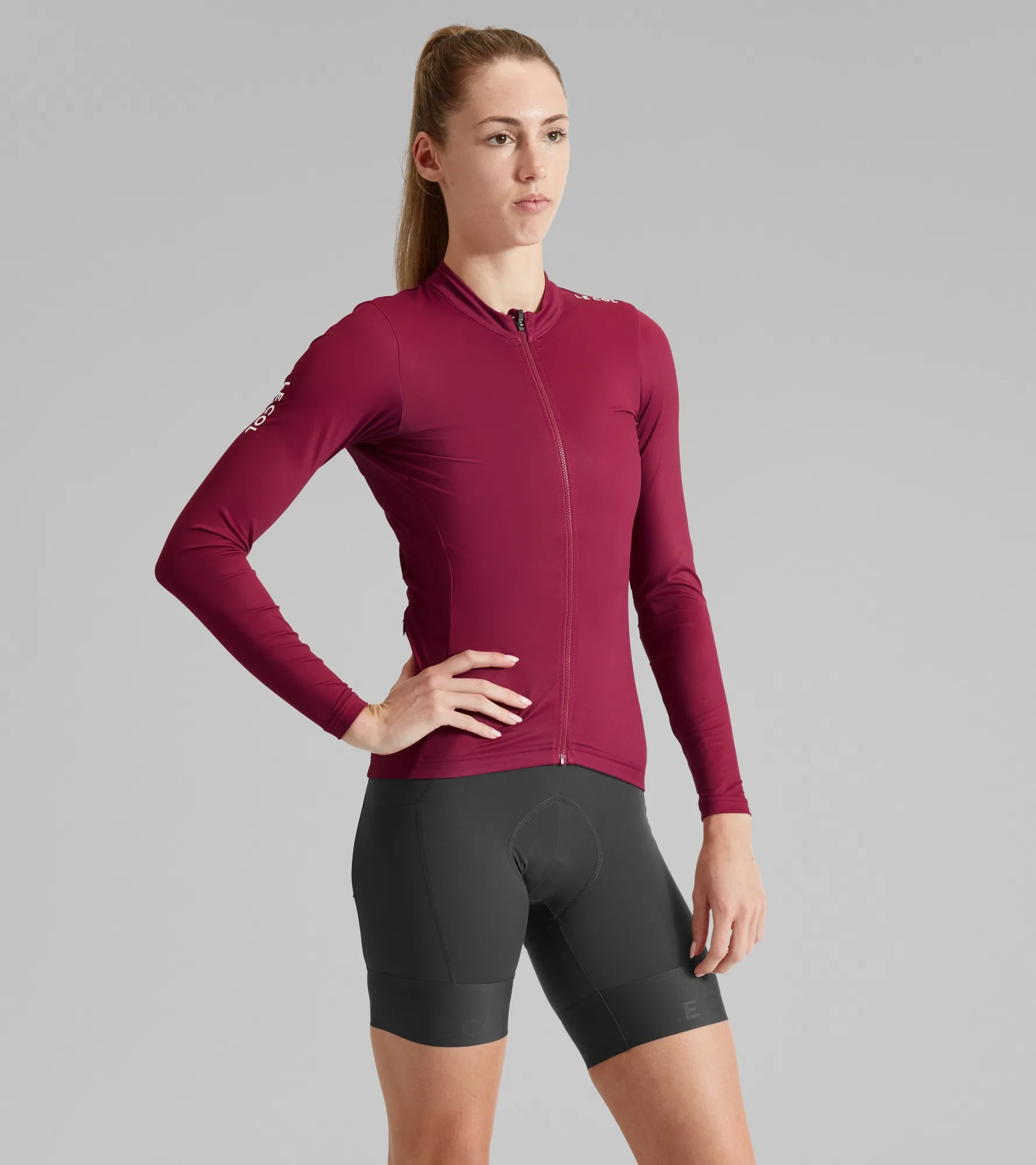 Cómo colocar una chaqueta impermeable sobre un maillot de manga larga