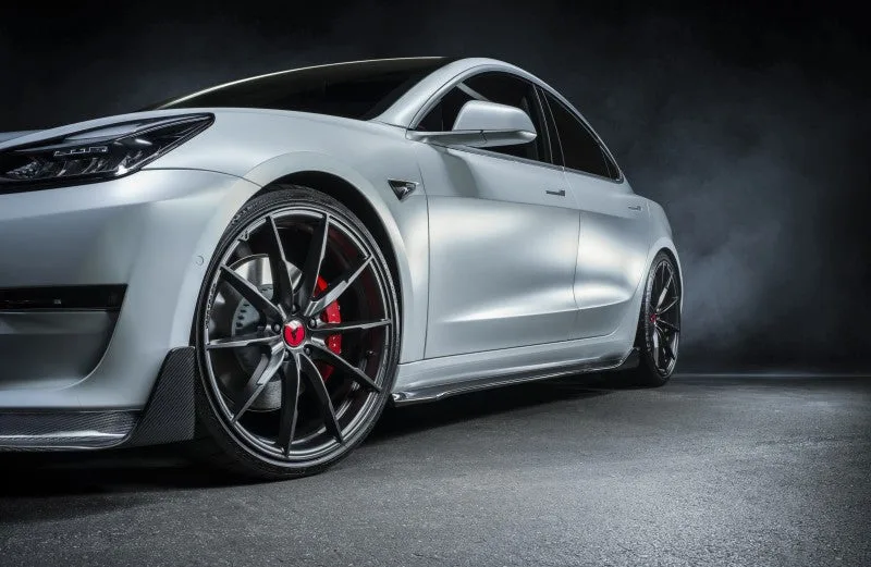 ألواح الكربون الجانبية أم مشغل الصندوق الخلفي: أيهما تختار لتطوير Tesla Model 3؟