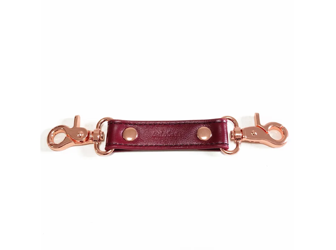 Sangle en cuir rouge vin avec accessoires en or rose