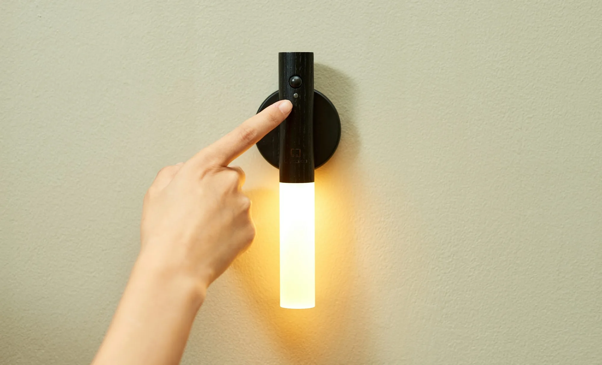 Smart Baton Light vs Traditional Flashlight: Portability and Features Compared