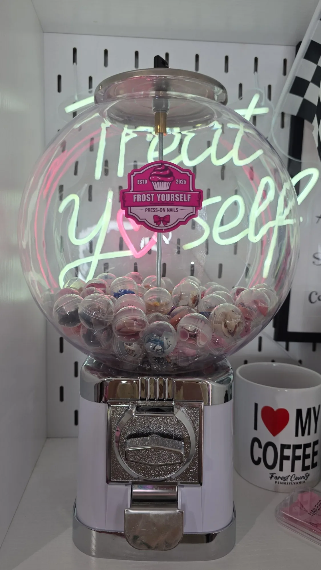 كيفية تطبيق أظافر MANI IN A BALL بريس-أون للحصول على إطلالة سريعة
