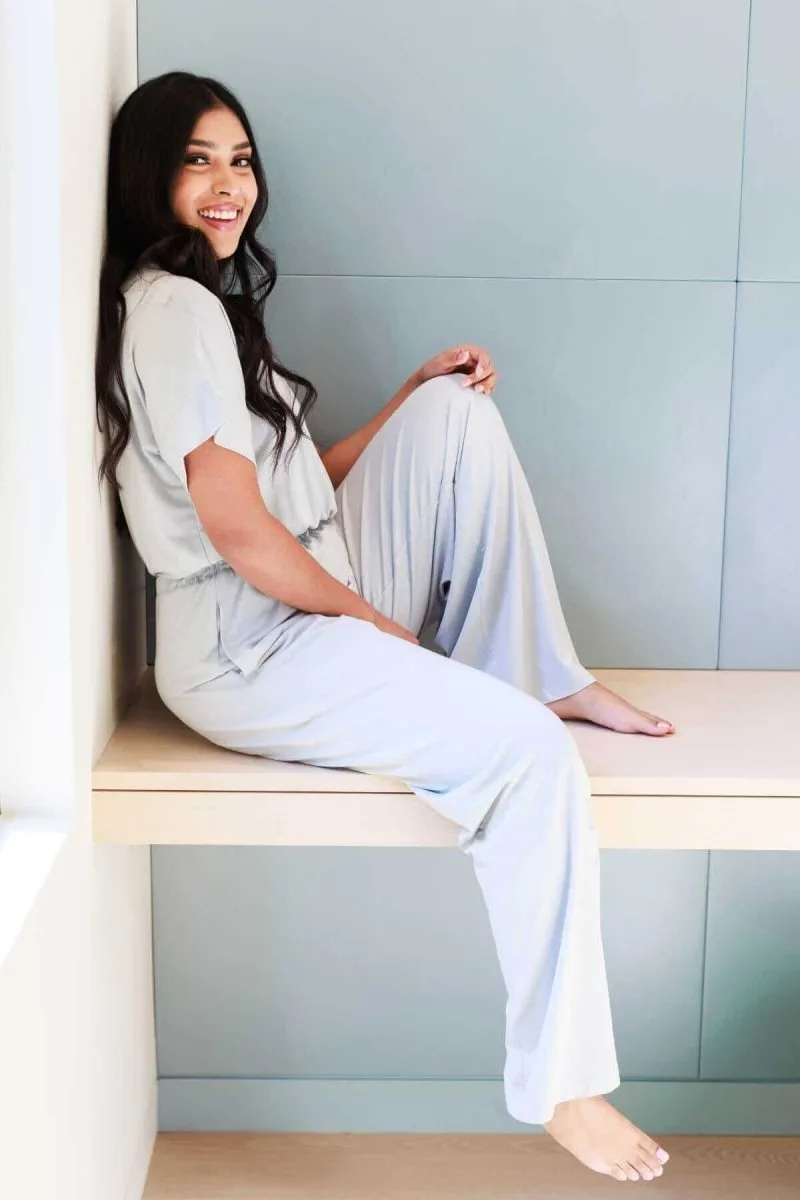 Mặc jumpsuit cho con bú Suzanne Jersey để dễ dàng cho bé bú