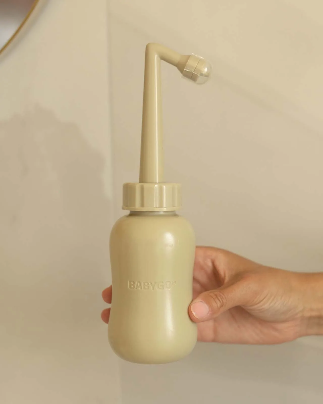 Cómo usar una botella peri para la higiene posparto