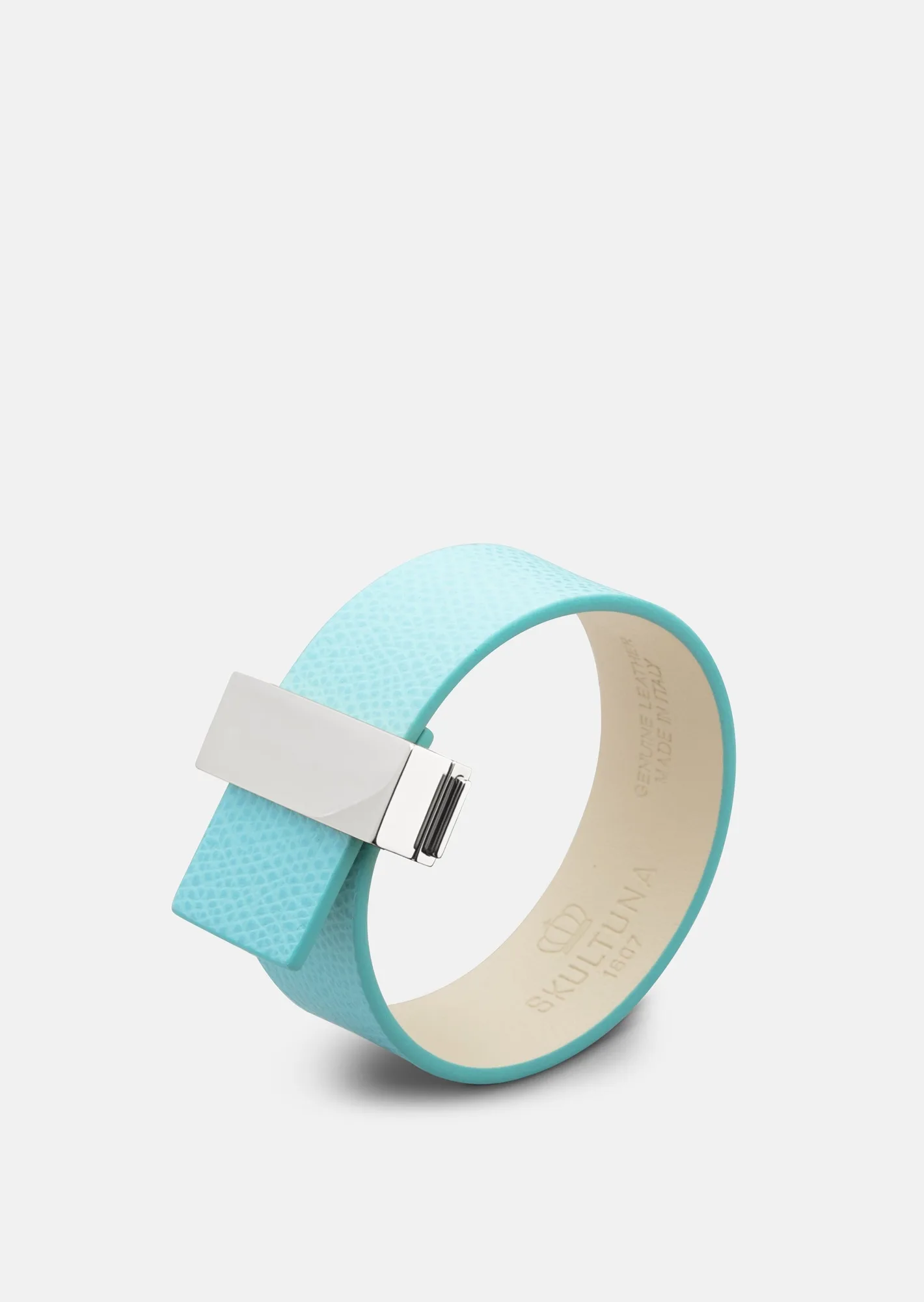 Cómo estilizar la pulsera fina con cierre para un look elegante diario