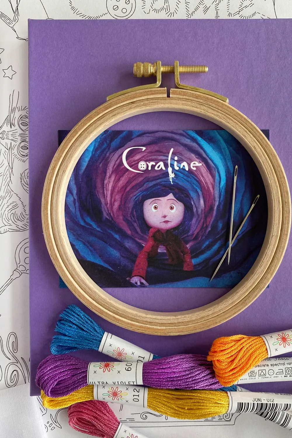ปักผ้าเช็ดหน้า Coraline ด้วยชุดอุปกรณ์