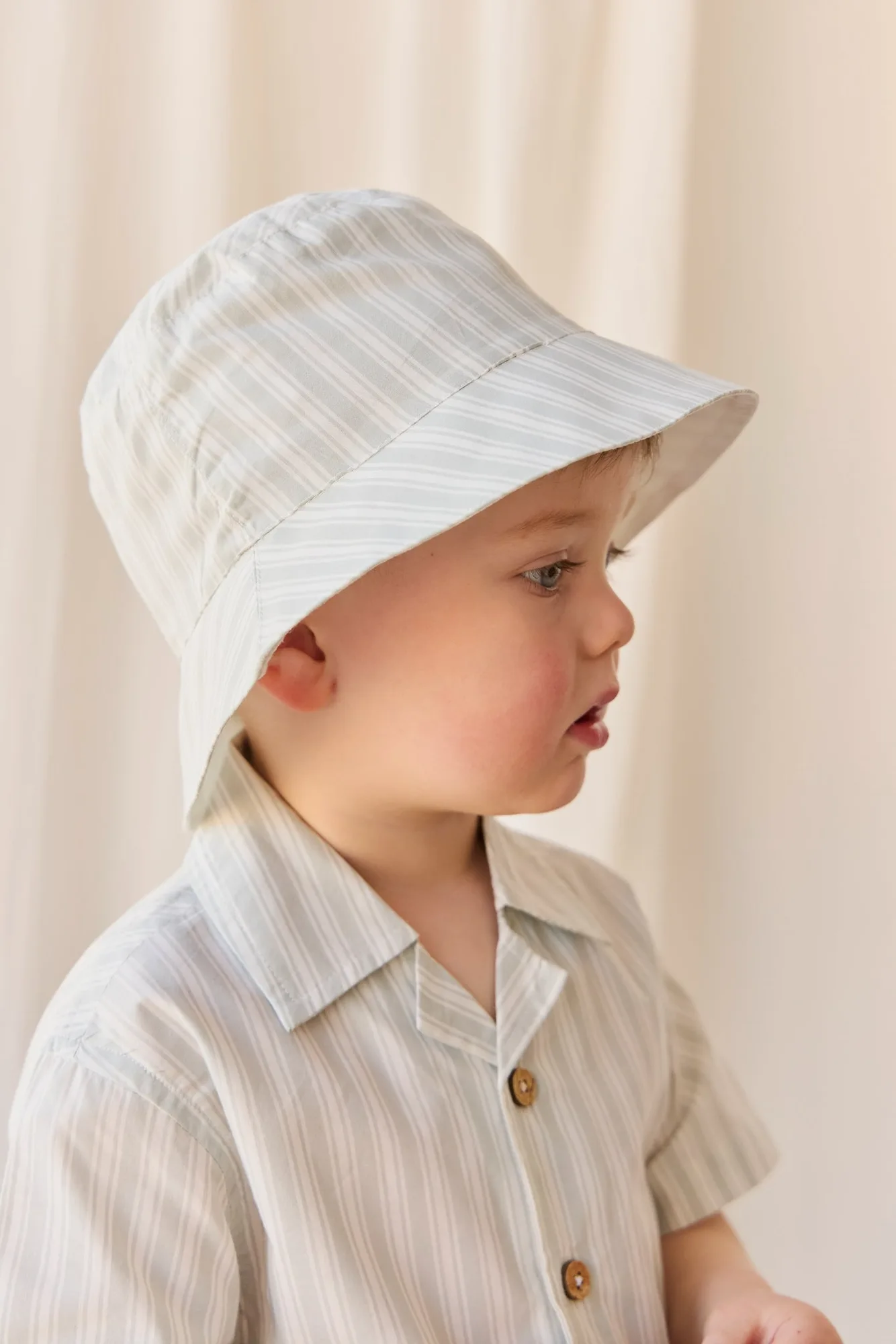 Bucket hat vs. muts voor babybescherming tegen de zon