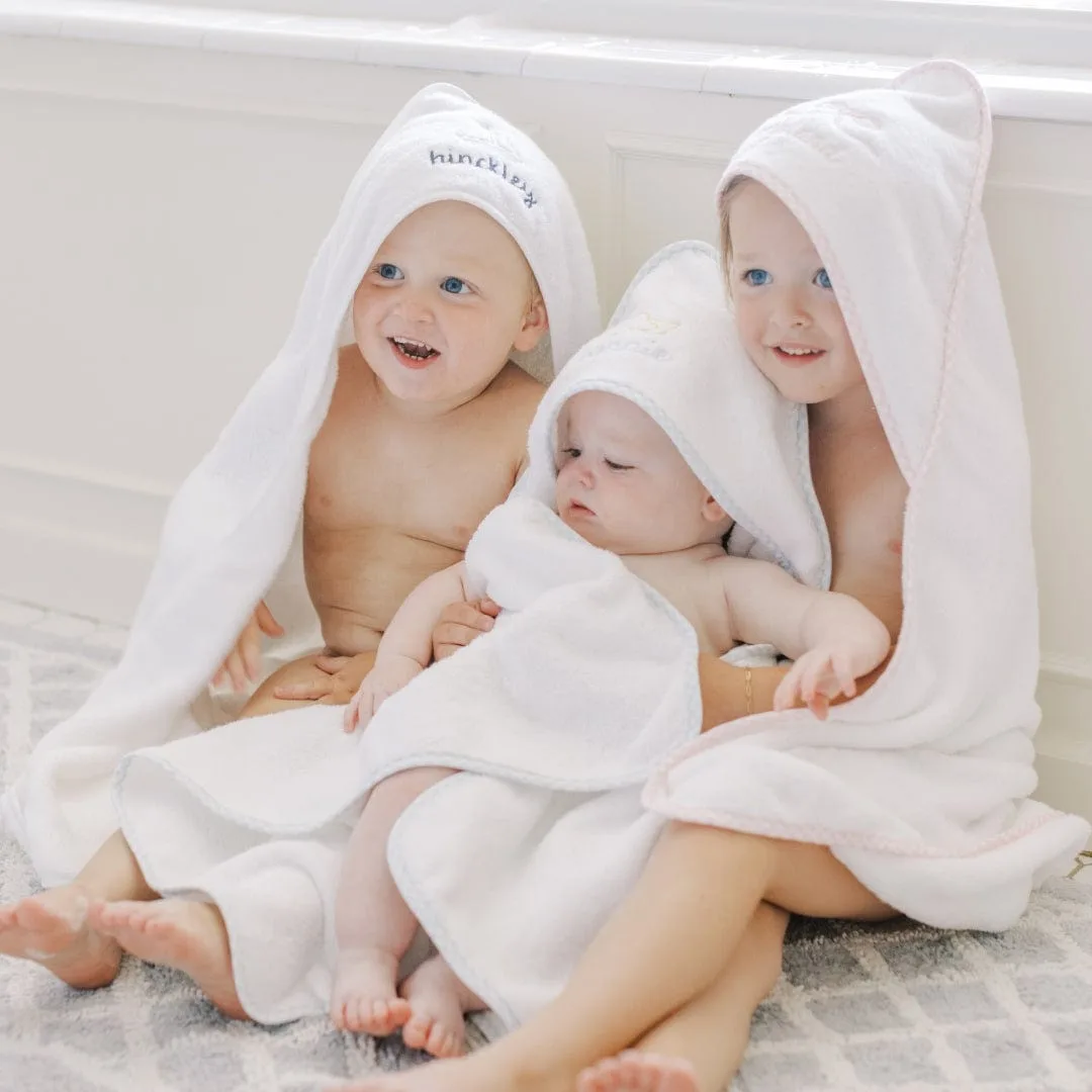 Accappatoio bambino vs asciugamano con cappuccio: quale asciuga prima?